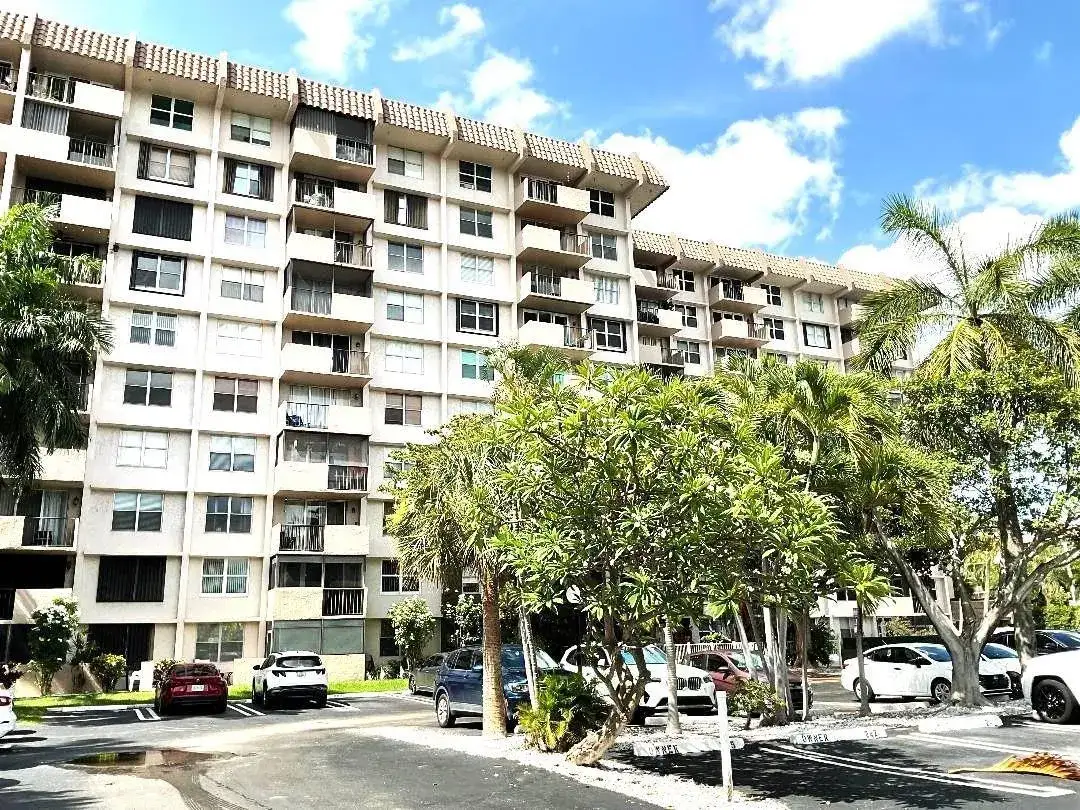 1 bedroom 1 bath Residential for sale at 777 S Federal Highway, Pompano Beach FL 33062