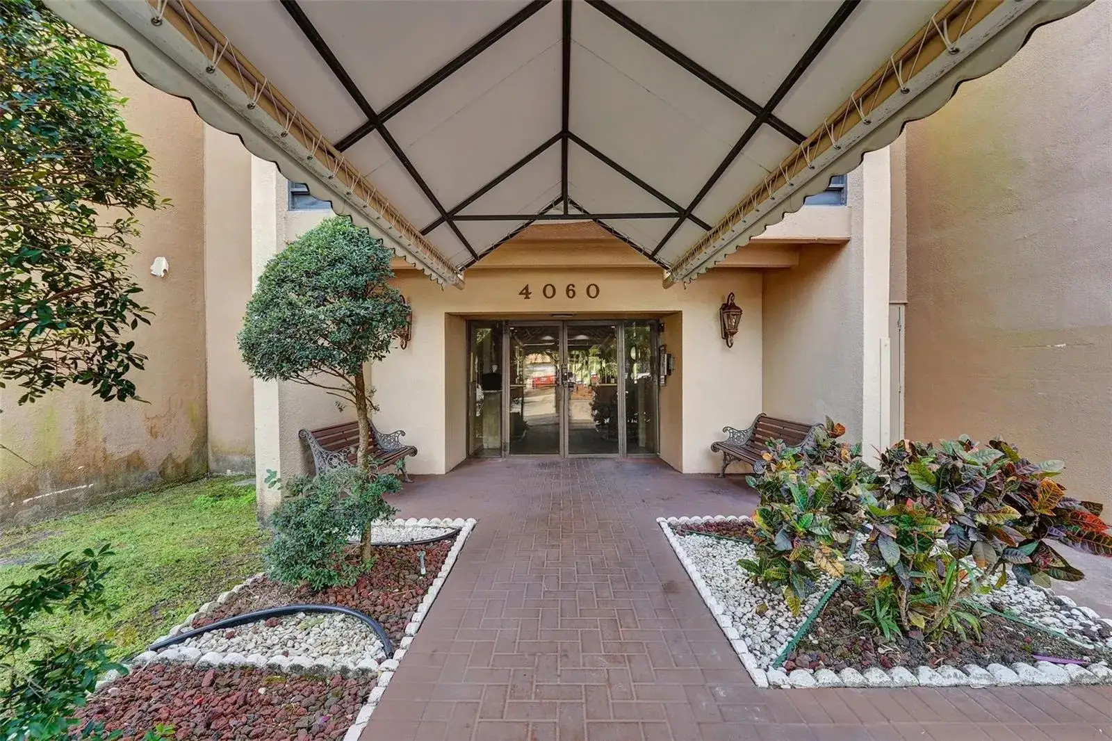 2 bedroom 2 bath Residential for sale at 4060 N Hills Drive # 32, Hollywood FL 33021