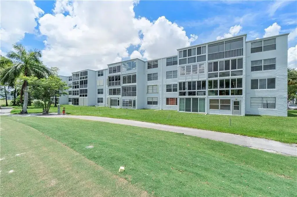 2 bedroom 2 bath Residential for sale at 7684 NW 18th Street # 101, Margate FL 33063