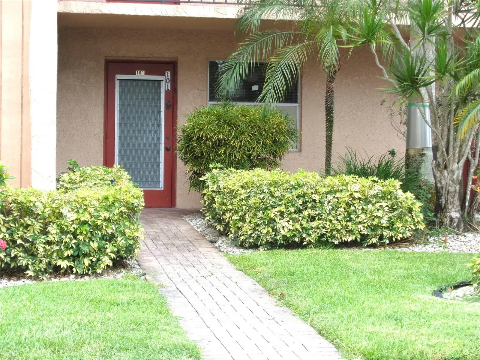 2 bedroom 2 bath Residential for sale at 7320 Lake Circle Drive # 101, Margate FL 33063