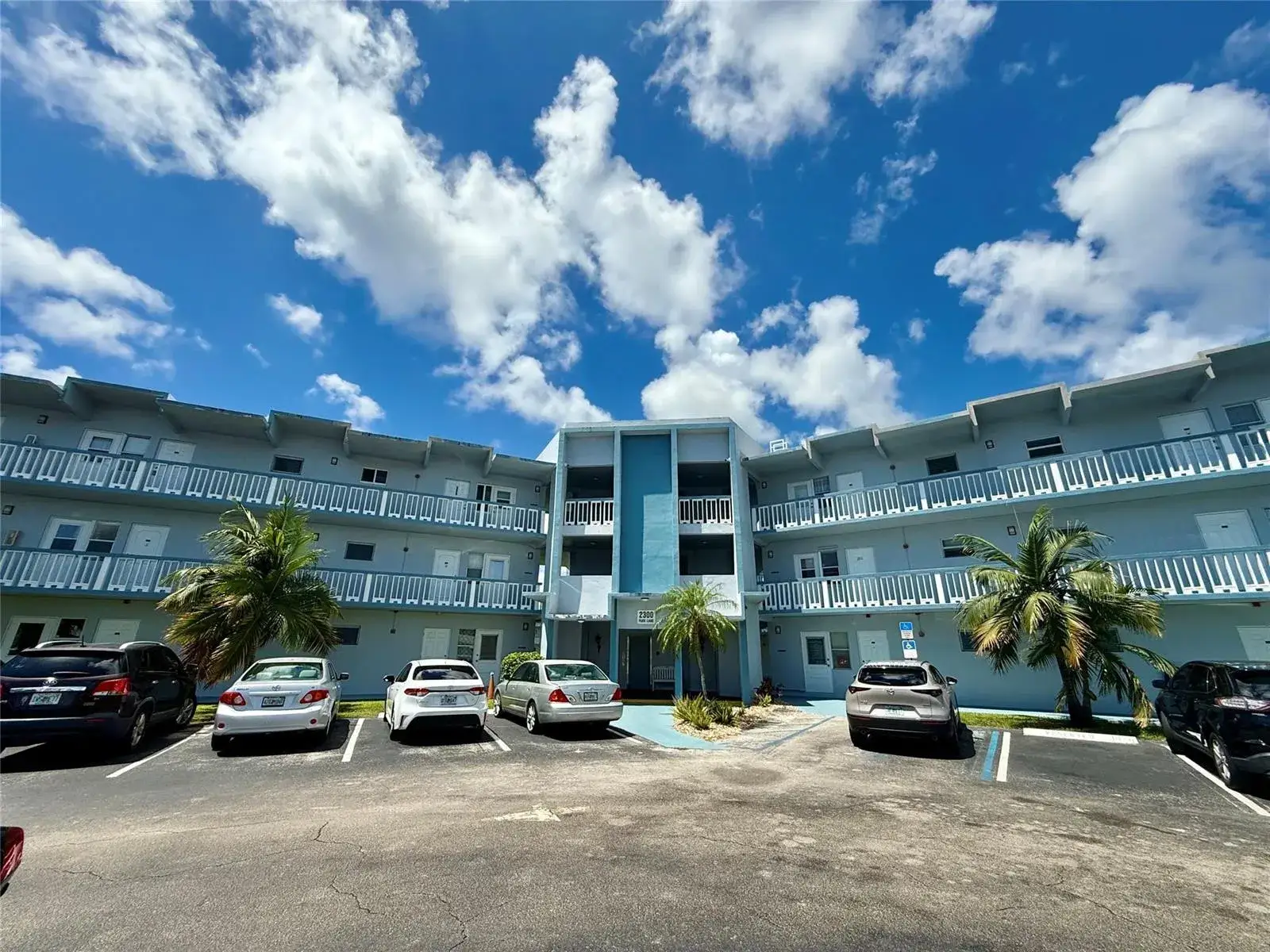1 bedroom 1 bath Residential for sale at 2300 Park Lane # 311, Hollywood FL 33021