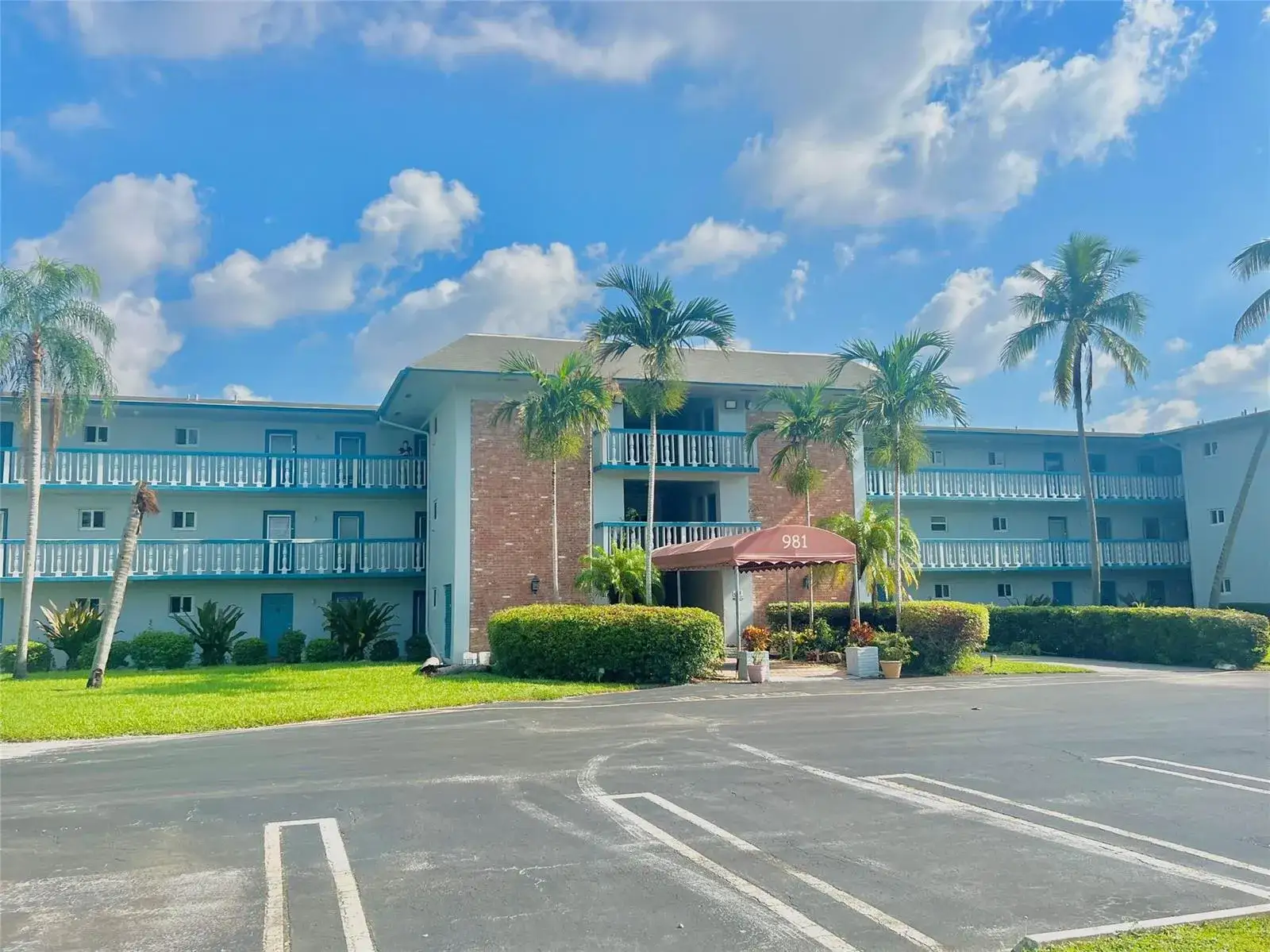 1 bedroom 1 bath Residential for sale at 981 Hillcrest Court # 306, Hollywood FL 33021