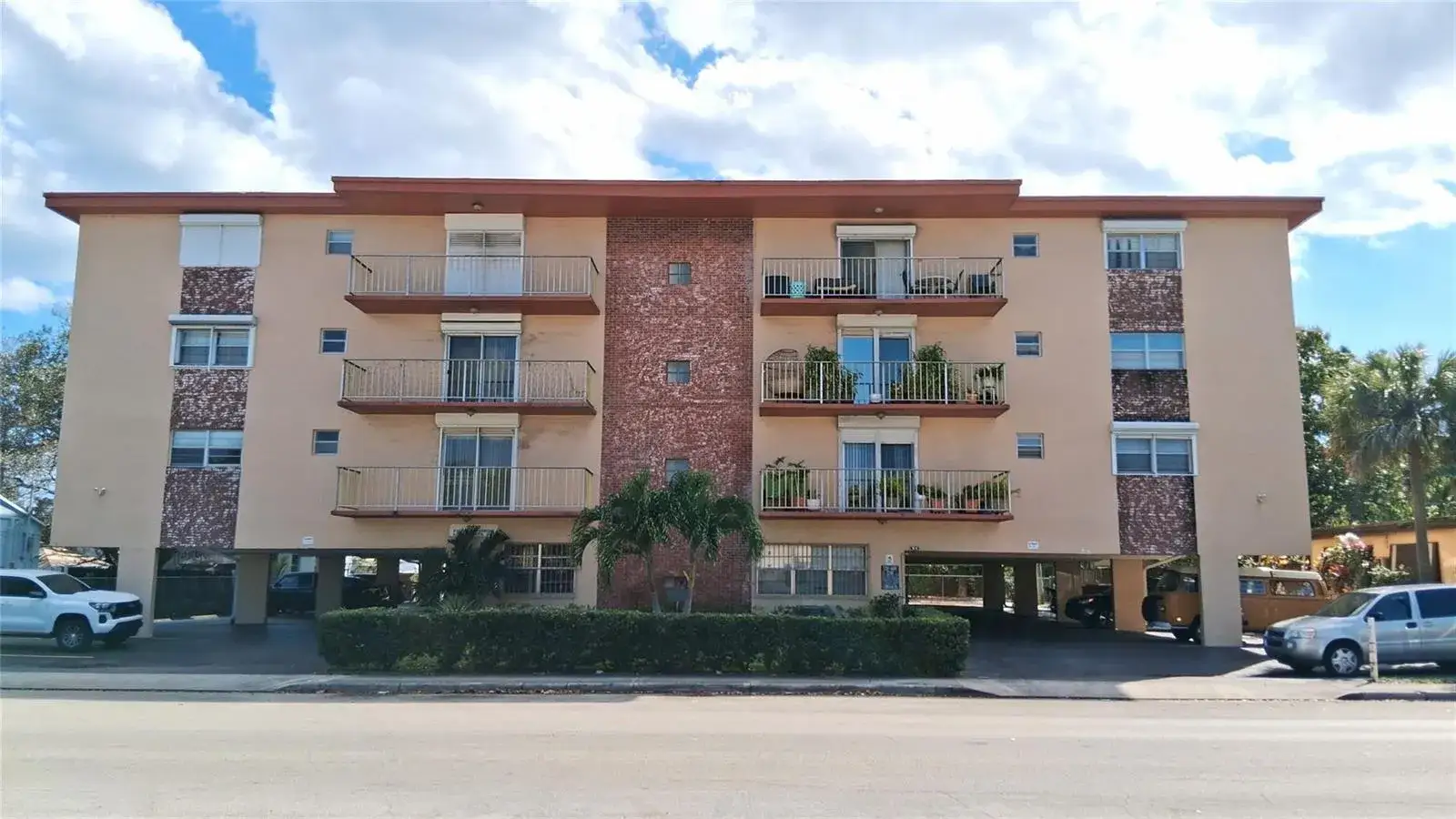 1 bedroom 1 bath Residential for sale at 2010 Fillmore Street # 303, Hollywood FL 33020