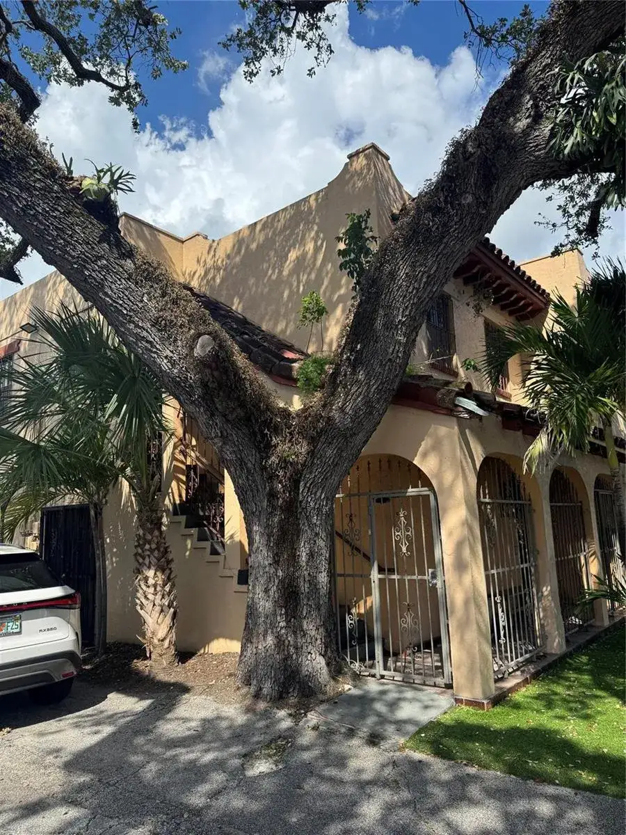 Commercial Sale for sale at 1527 NE 4th Avenue, Fort Lauderdale FL 33304