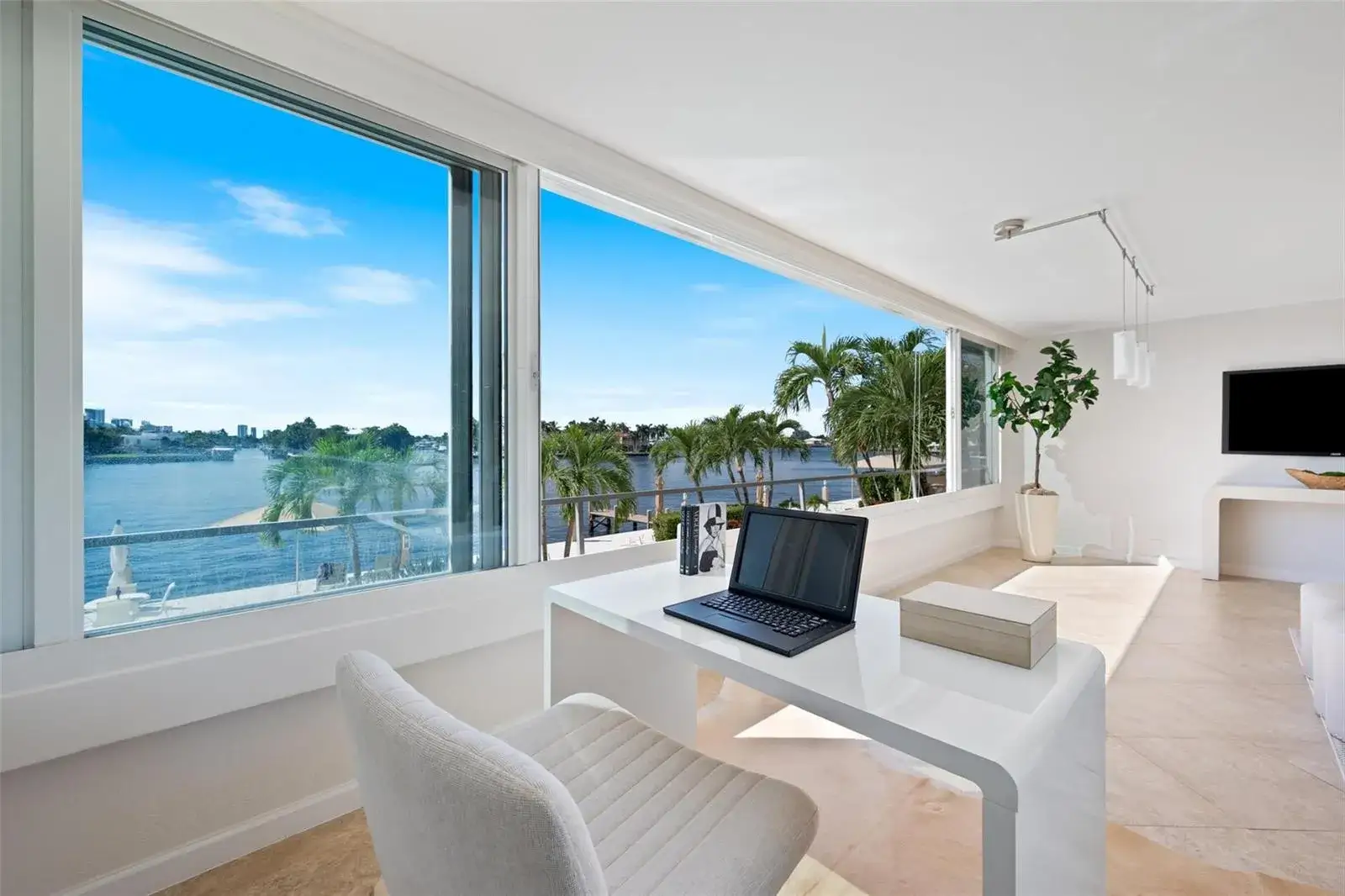 2 bedroom 2 bath Residential for sale at 215 N Birch Road # 2b, Fort Lauderdale FL 33304