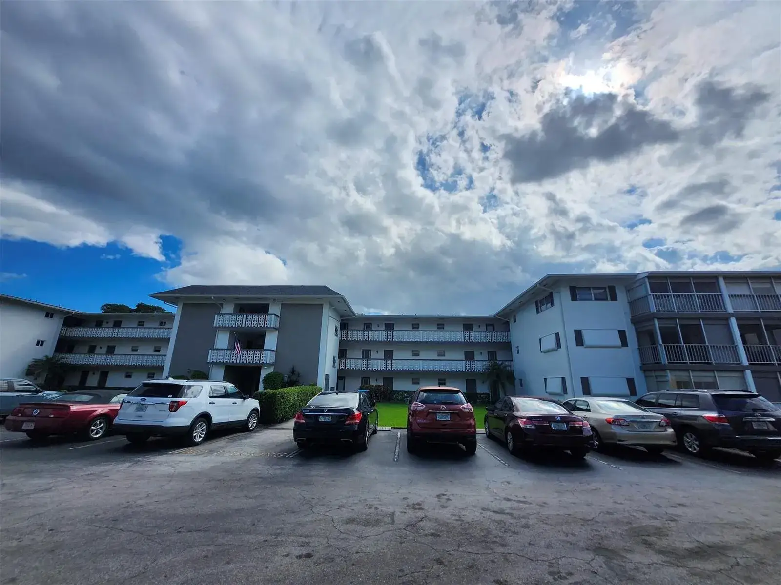 1 bedroom 1 bath Residential for sale at 1201 Hillcrest Court # 105, Hollywood FL 33021