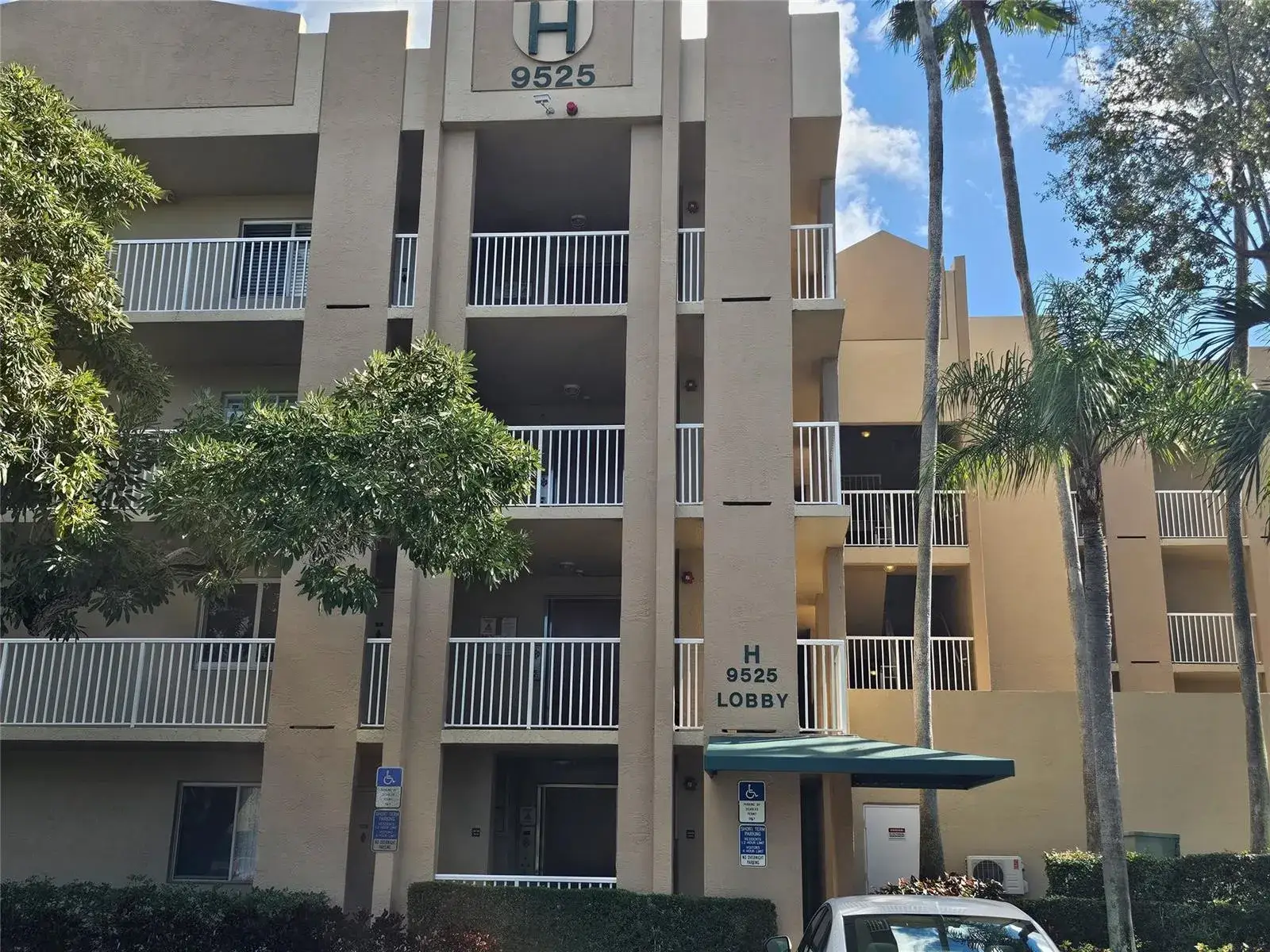 2 bedroom 1 bath Residential for sale at 9525 Weldon Circle # H410, Tamarac FL 33321