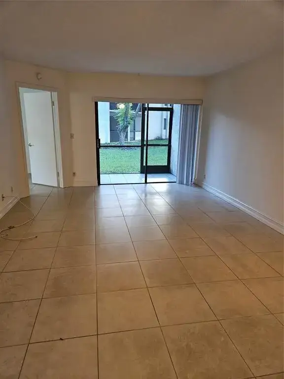 2 bedroom 2 bath Residential for sale at 5583 Courtyard Drive # 5583, Margate FL 33063
