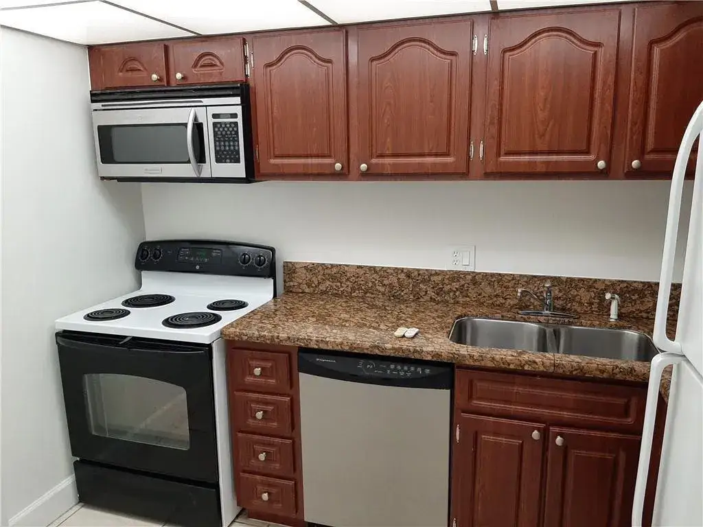 1 bedroom 1 bath Residential for sale at 3650 Inverrary Drive # 3Q, Lauderhill FL 33319