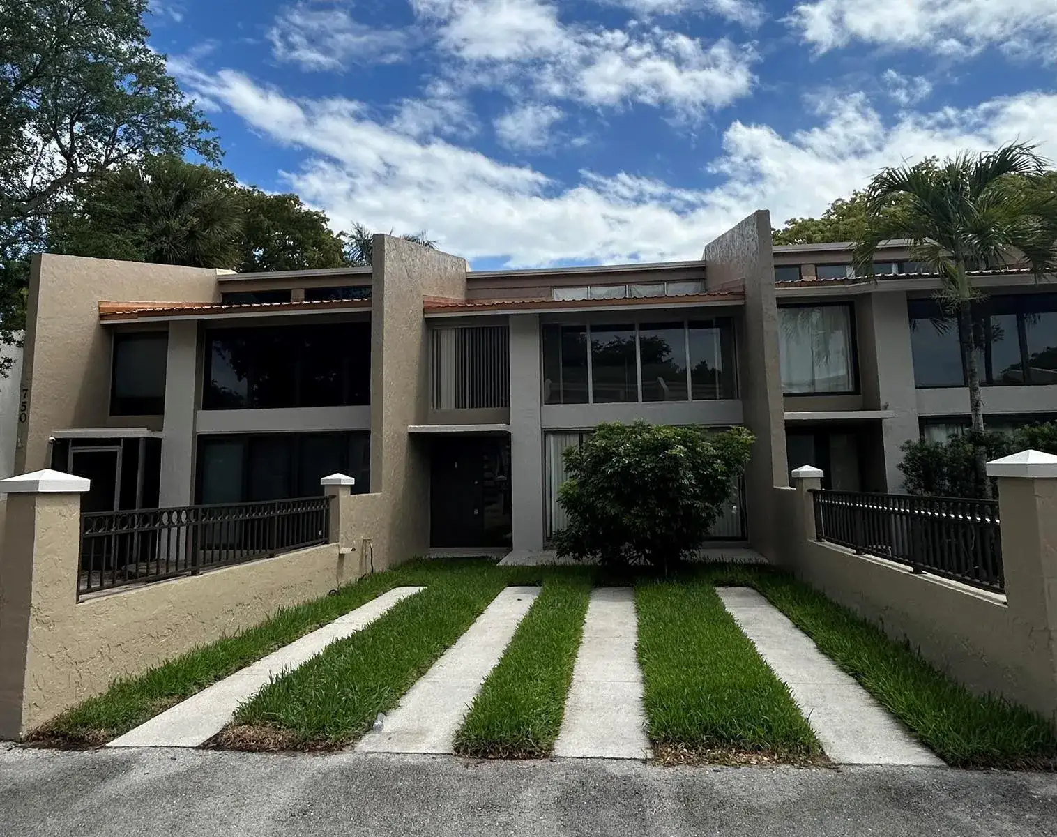 3 bedroom 2 bath Residential for sale at 750 E Coco Plum Circle # 2, Plantation FL 33324
