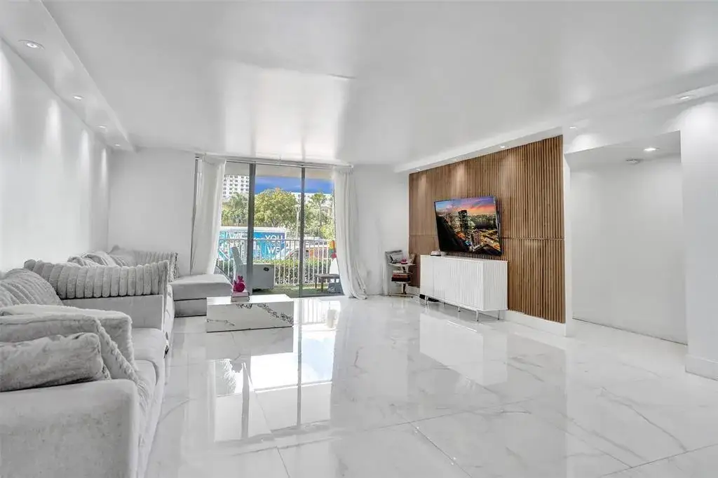 2 bedroom 2 bath Residential for sale at 2801 NE 183rd Street # 101w, Aventura FL 33160