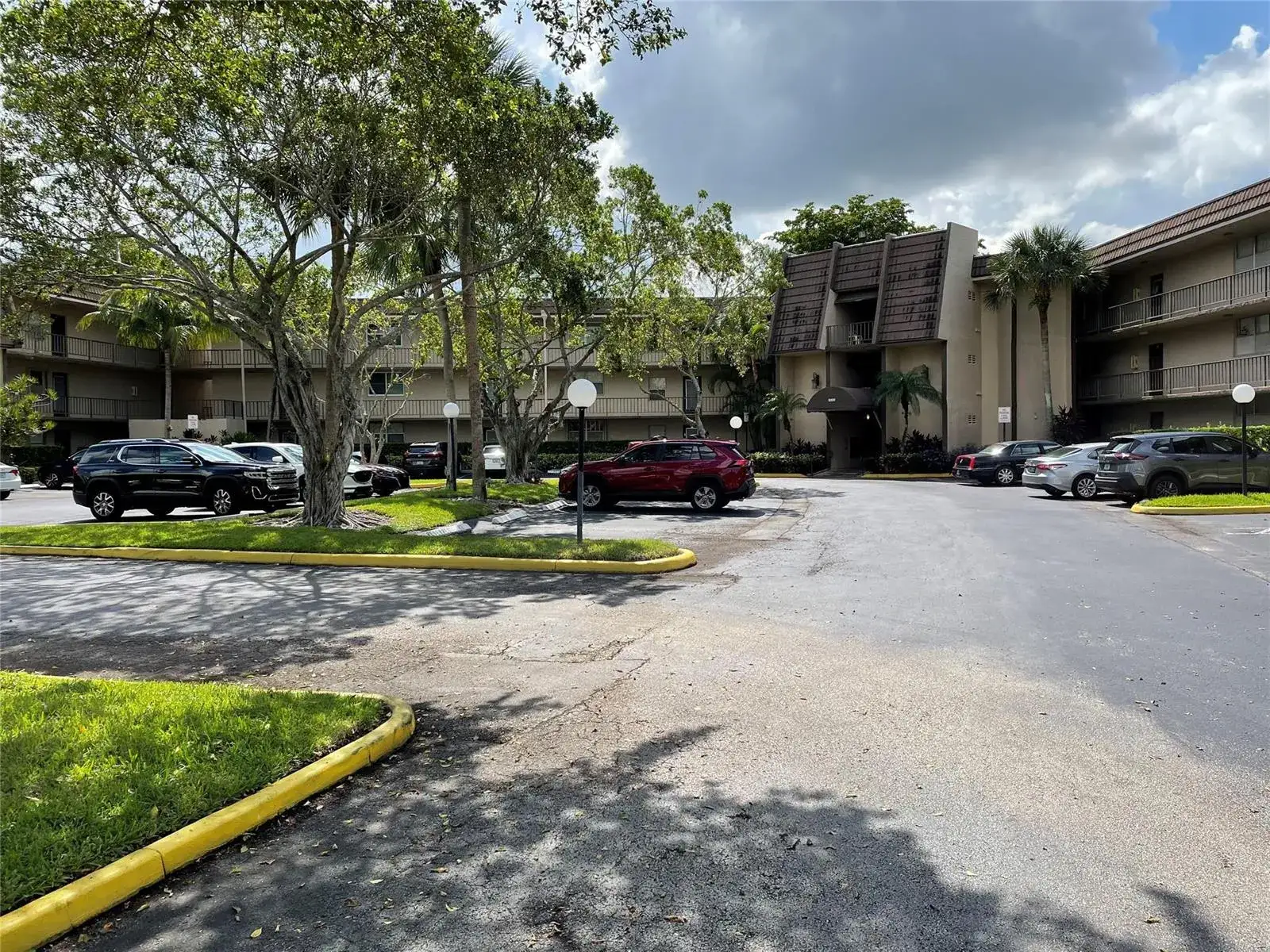 1 bedroom 1 bath Residential for sale at 9200 Lime Bay Boulevard # 209, Tamarac FL 33321