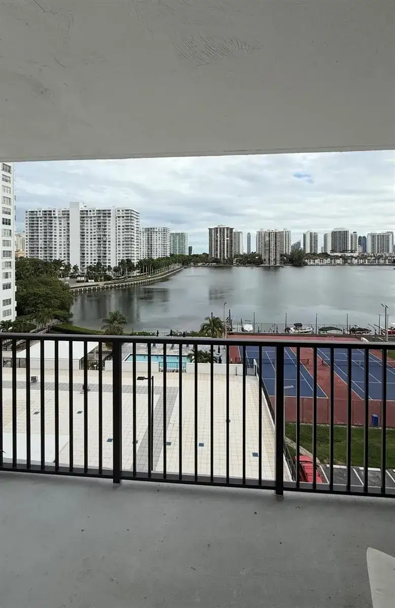 2 bedroom 2 bath Residential for sale at 2750 NE 183rd Street # 709, Aventura FL 33160