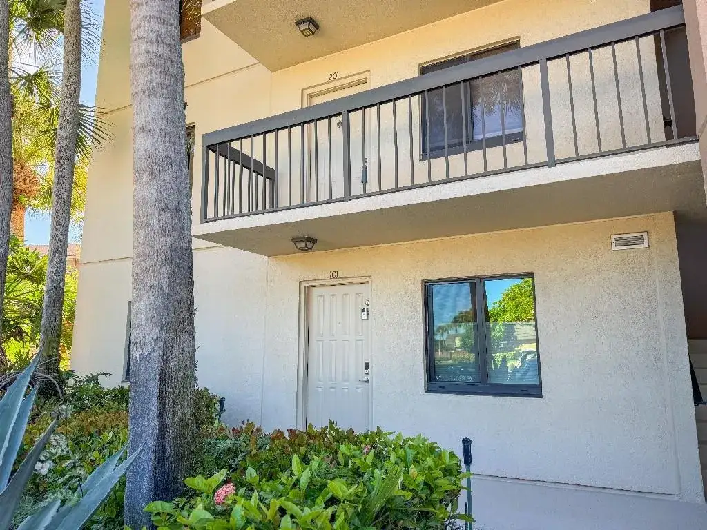 2 bedroom 2 bath Residential for sale at 901 Seafarer Circle # 101, Jupiter FL 33477