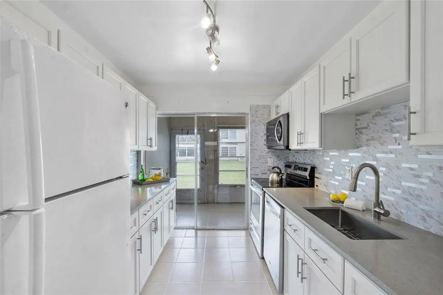 1 bedroom 1 bath Residential for sale at 7500 NW 5th Court # 104, Margate FL 33063