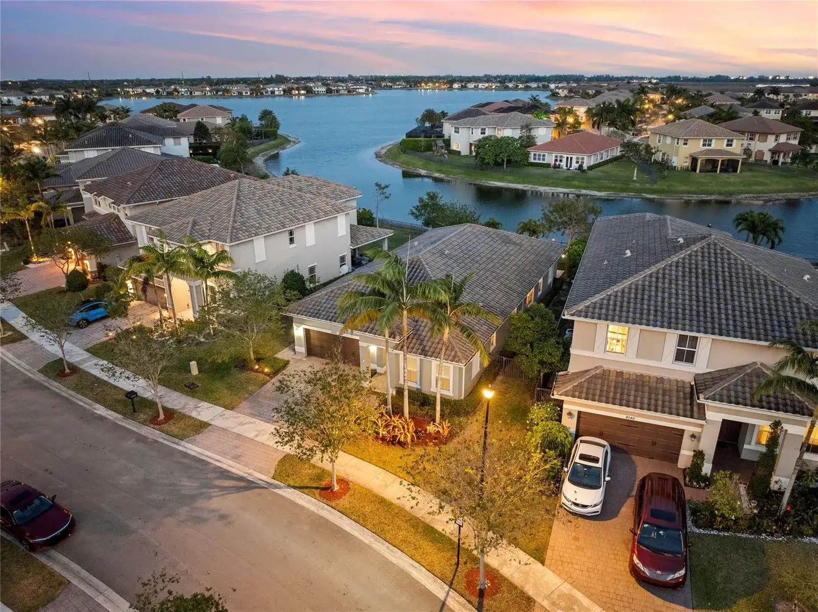 4 bedroom 3 bath Residential for sale at 8550 Lakeside Bend, Parkland FL 33076