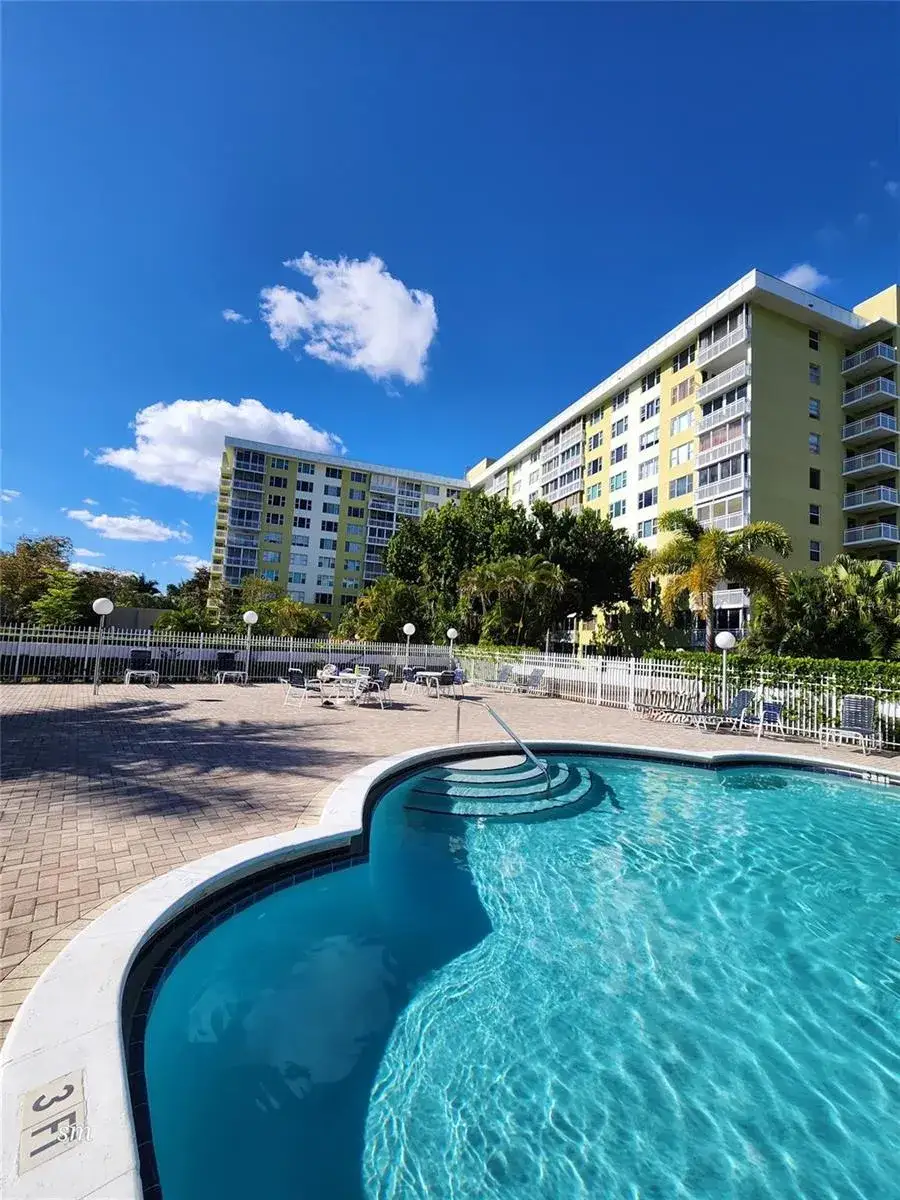 1 bedroom 1 bath Residential for sale at 4400 Hillcrest Drive # 404, Hollywood FL 33021