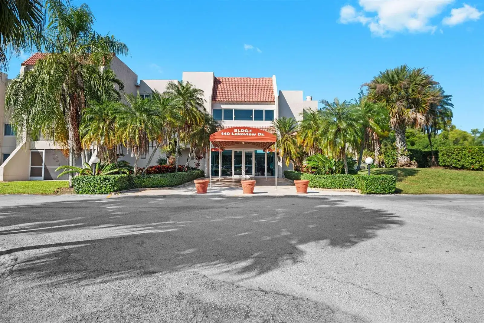 1 bedroom 1 bath Residential for sale at 140 Lakeview Drive # 103, Weston FL 33326