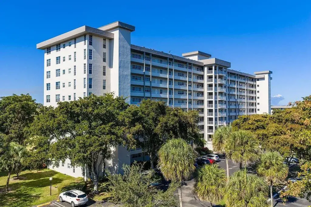 575 Oaks Lane # 1002, Pompano Beach FL 33069