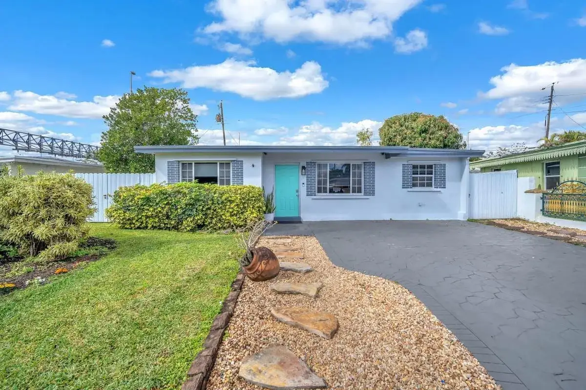 3 bedroom 2 bath Residential for sale at 404 S 62nd Terrace, Hollywood FL 33023
