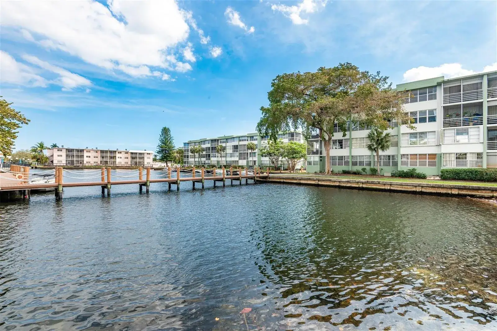 1 bedroom 1 bath Residential for sale at 2751 Taft Street # 305, Hollywood FL 33020