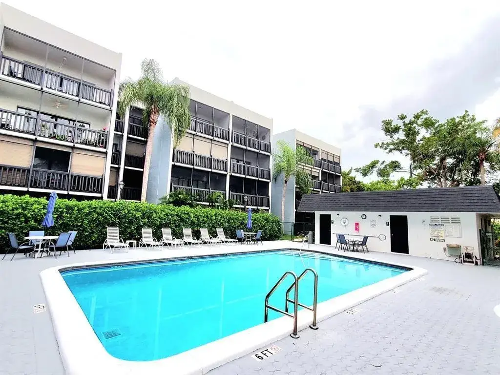 2 bedroom 2 bath Residential for sale at 1021 Mockingbird Lane # 114, Plantation FL 33324