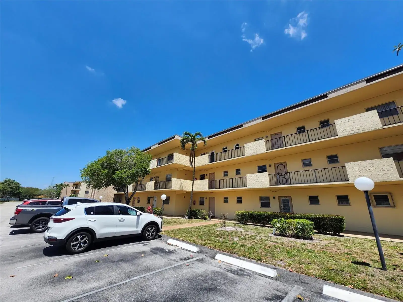 2 bedroom 2 bath Residential Lease for rent at 301 Cambridge Road # 301, Hollywood FL 33024