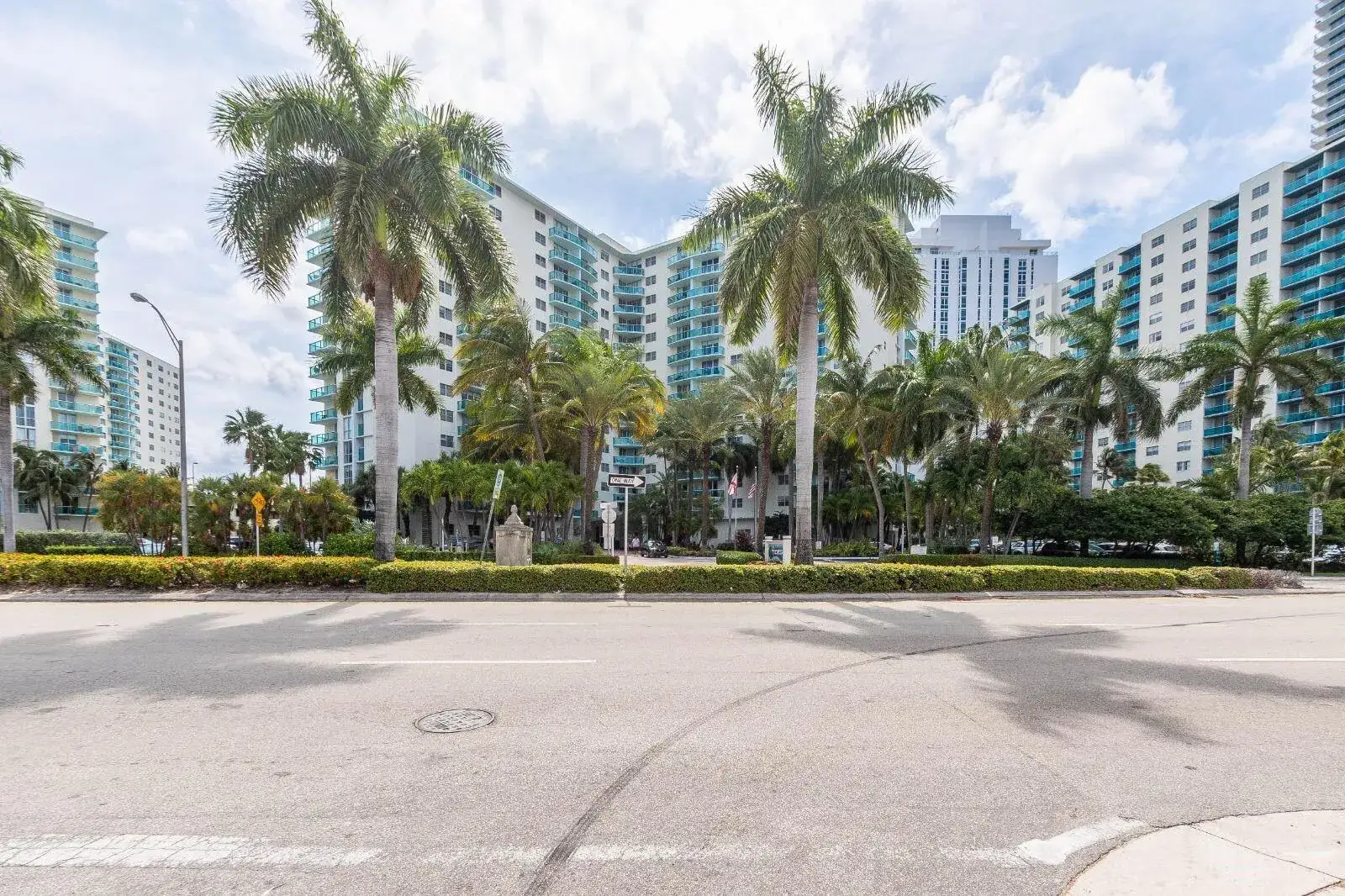 1 bedroom 1 bath Residential for sale at 3901 S Ocean Drive # 14c, Hollywood FL 33019
