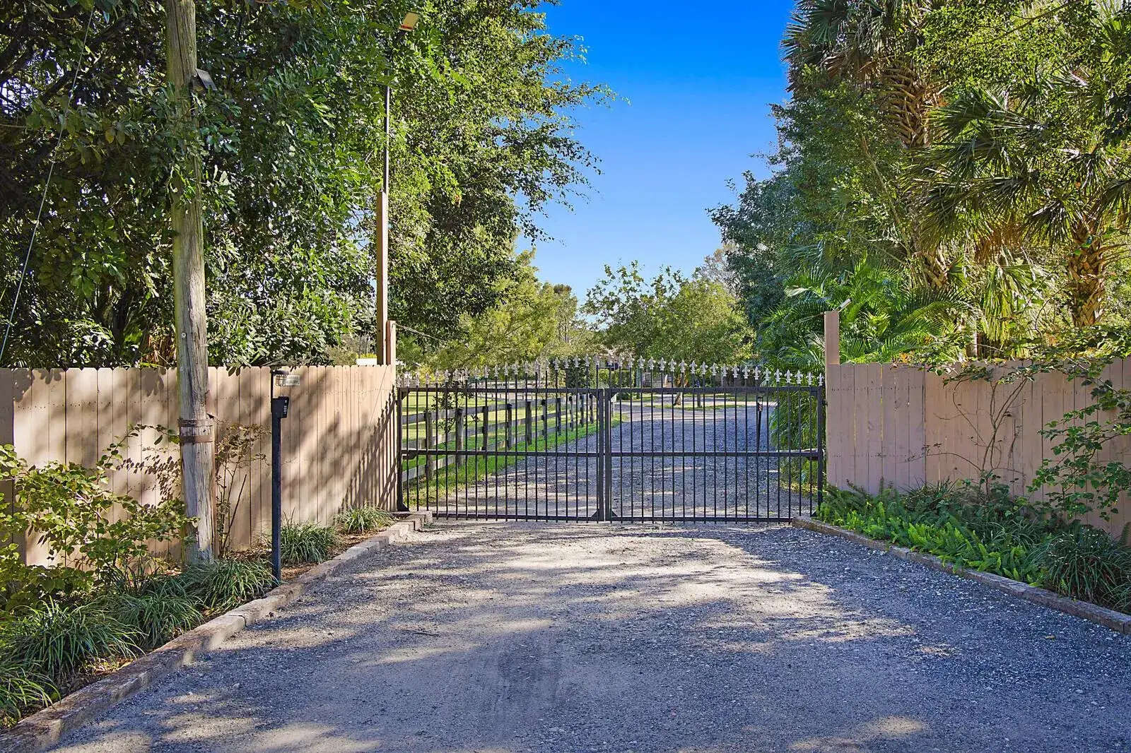 3 bedroom 2 bath Residential for sale at 2454/2376 E Road, FL 33470