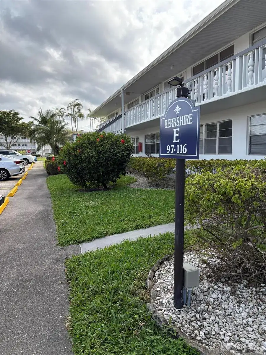 1 bedroom 1 bath Residential for sale at 113 Berkshire E, West Palm Beach FL 33417