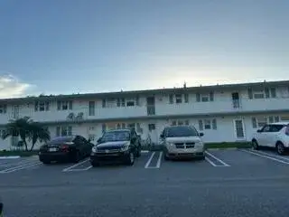 1 bedroom 1 bath Residential for sale at 1117 Lake Terrace # 105, Boynton Beach FL 33426