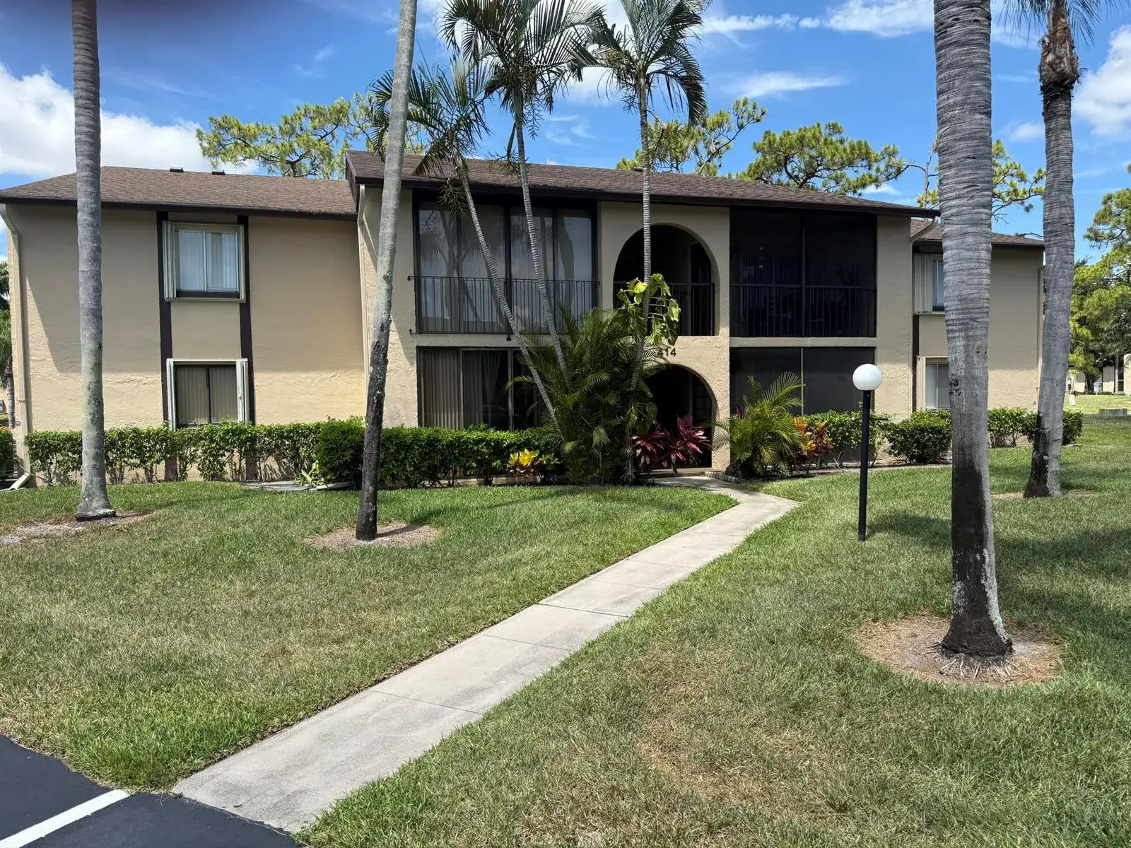 2 bedroom 1 bath Residential for sale at 414 Pine Glen Lane # 1, FL 33463
