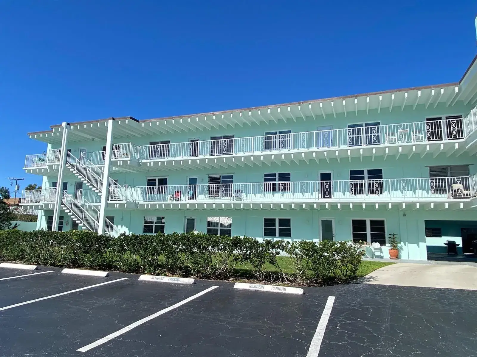 1 bedroom 1 bath Residential for sale at 219 Lakeview 102 Avenue # 102, Lantana FL 33462