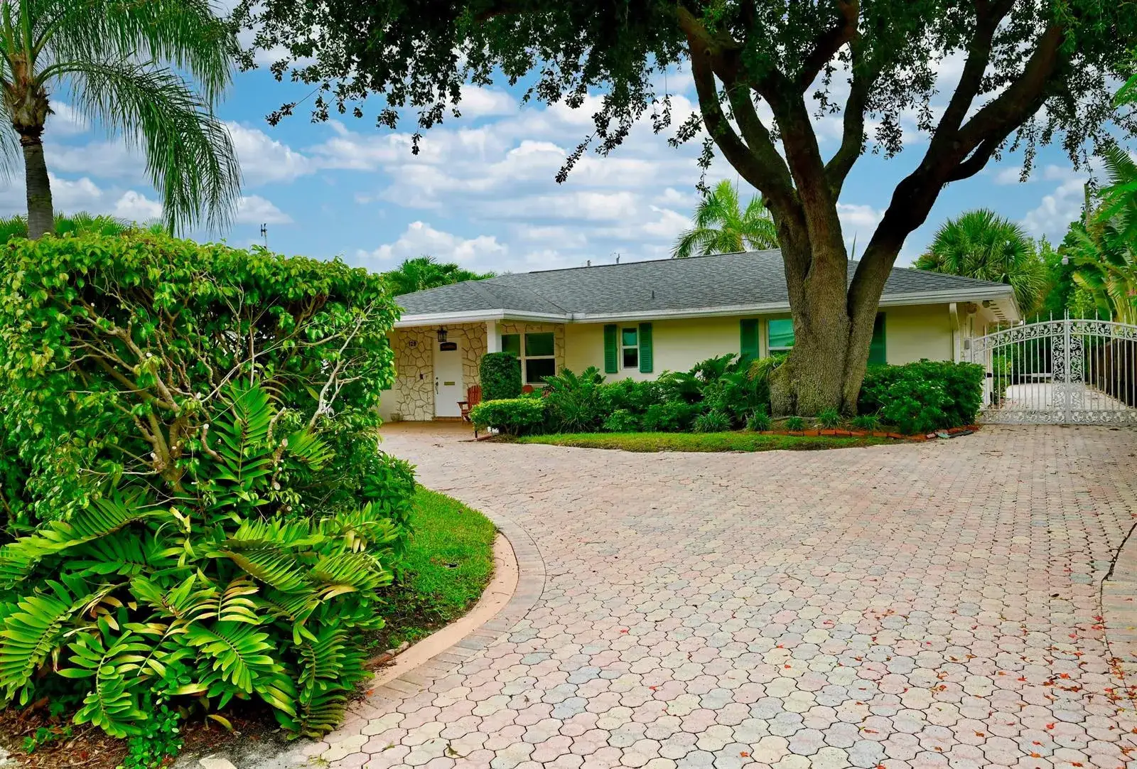 4 bedroom 3 bath Residential Lease for rent at 129 Alhambra Place, West Palm Beach FL 33405