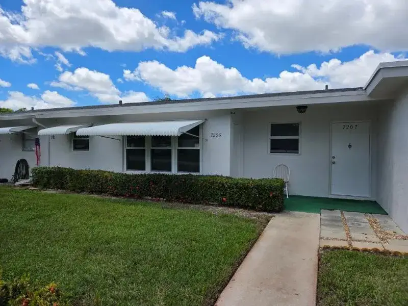 1 bedroom 1 bath Residential for sale at 7205 W Oakridge Circle, Lake Worth FL 33462