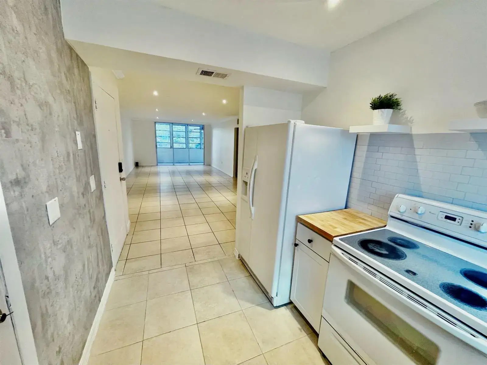 2 bedroom 2 bath Residential for sale at 1410 S Federal Highway # 205, FL 33460