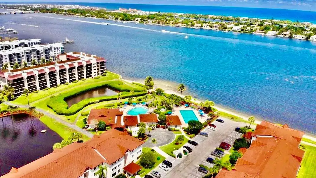 3 bedroom 2 bath Residential for sale at 7030 Half Moon Circle # 121, Hypoluxo FL 33462