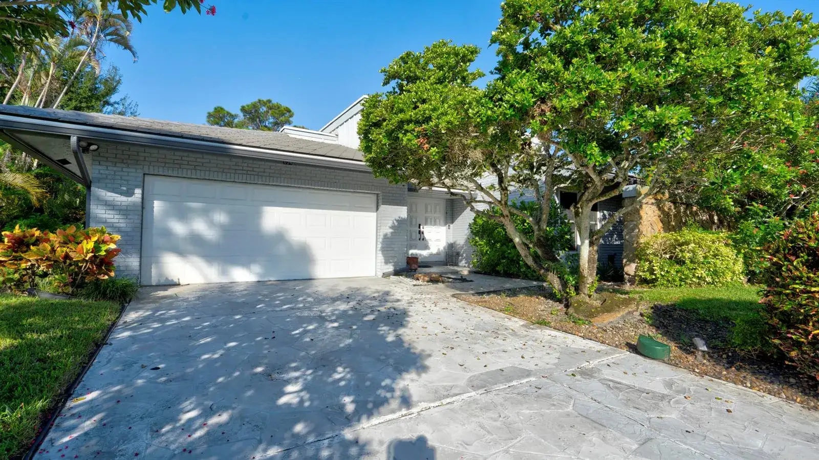 3 bedroom 2 bath Residential for sale at 634 W Lakewoode Circle, Delray Beach FL 33445