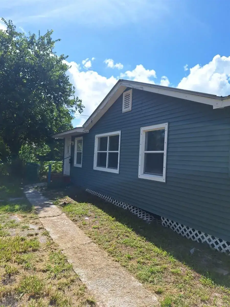 3 bedroom 2 bath Residential for sale at 2107 S 34th Street, Fort Pierce FL 34947