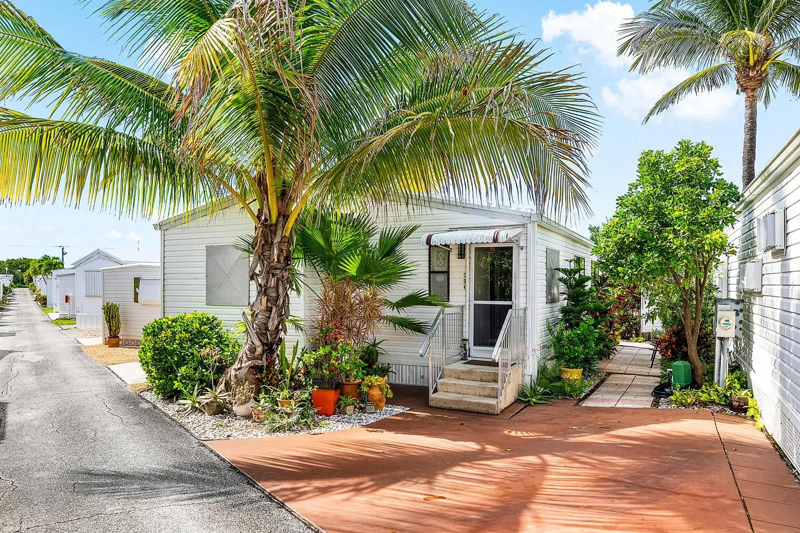 1 bedroom 1 bath Residential for sale at 4 East Cedar Drive, Briny Breezes FL 33435
