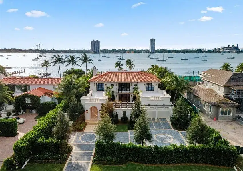 6 bedroom 7 bath Residential for sale at 1260 N Lake Way, Palm Beach FL 33480