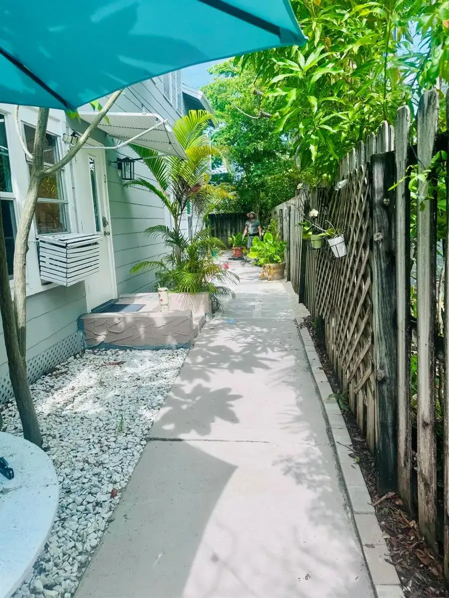3 bedroom 1 bath Residential Lease for rent at 204 S M Street, FL 33460