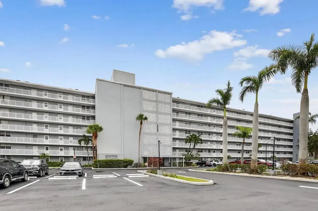 2 bedroom 2 bath Residential for sale at 5500 NW 2nd Avenue # 121, Boca Raton FL 33487
