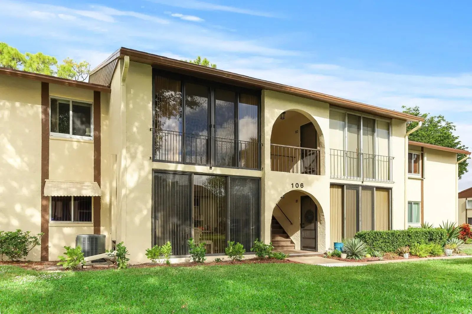 2 bedroom 2 bath Residential for sale at 106 Lake Pine Circle # 1, FL 33463