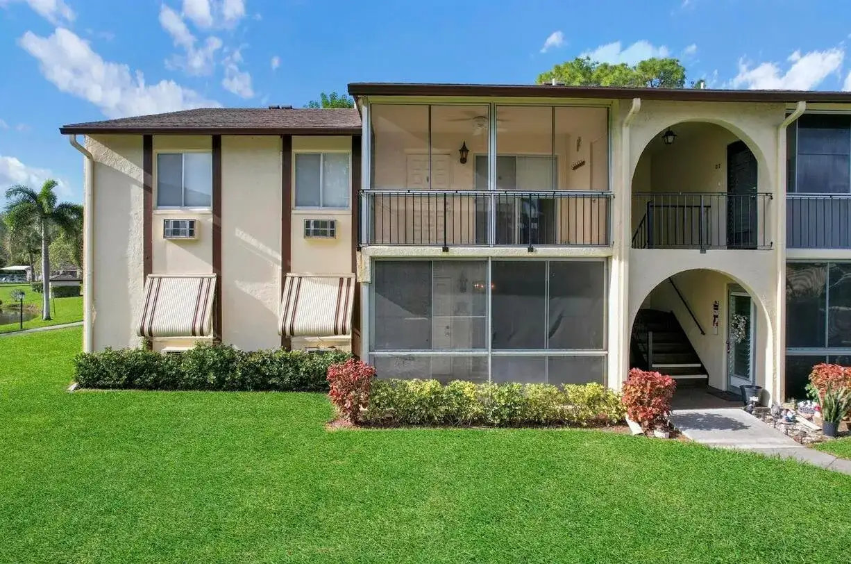 1 bedroom 1 bath Residential for sale at 3527 La Palmas Court # 1, FL 33463