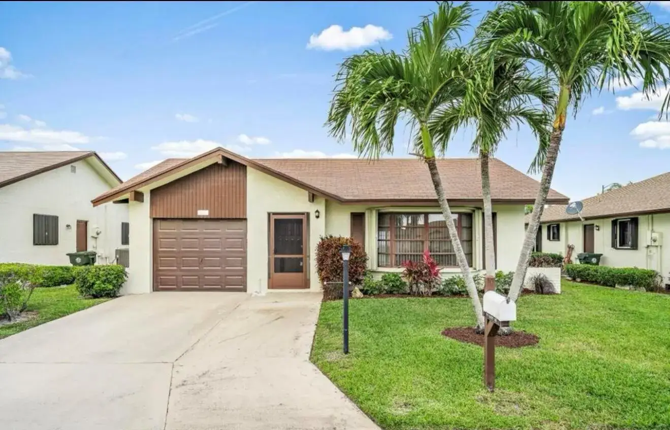 2 bedroom 2 bath Residential for sale at 6089 Glentree Lane, FL 33463