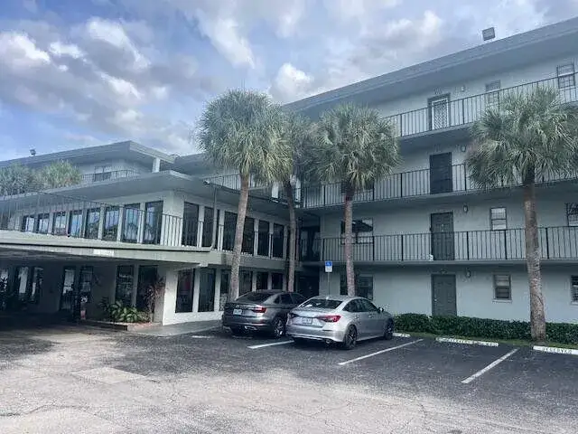 1 bedroom 1 bath Residential Lease for rent at 9440 SW 8th Street # 417, Boca Raton FL 33428