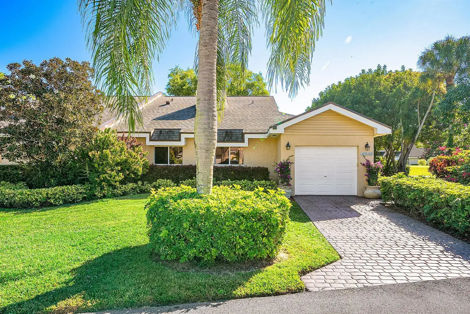 3 bedroom 2 bath Residential for sale at 6858 Fountains Circle, Lake Worth FL 33467
