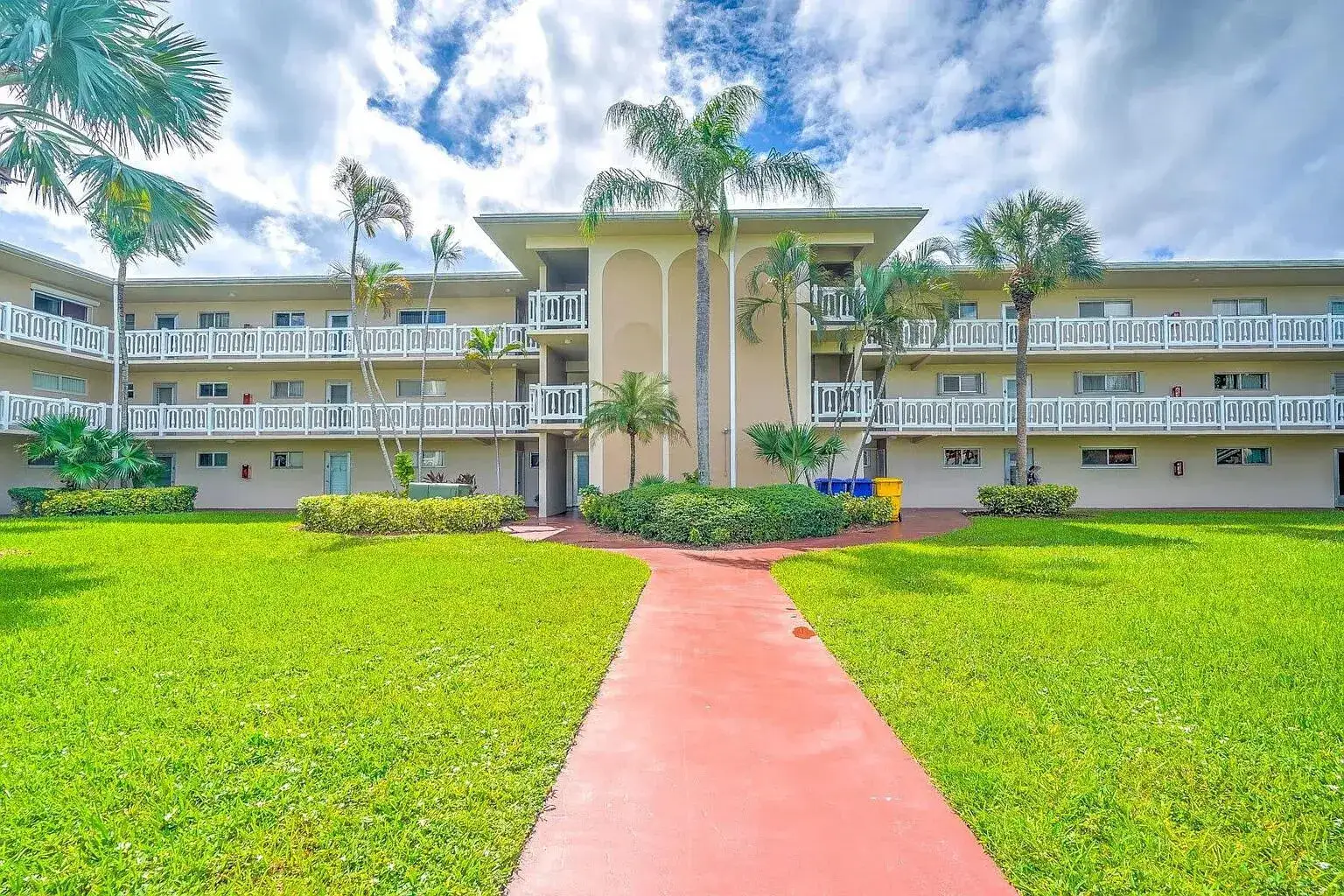 2 bedroom 2 bath Residential for sale at 2606 Garden Drive # 304, FL 33461