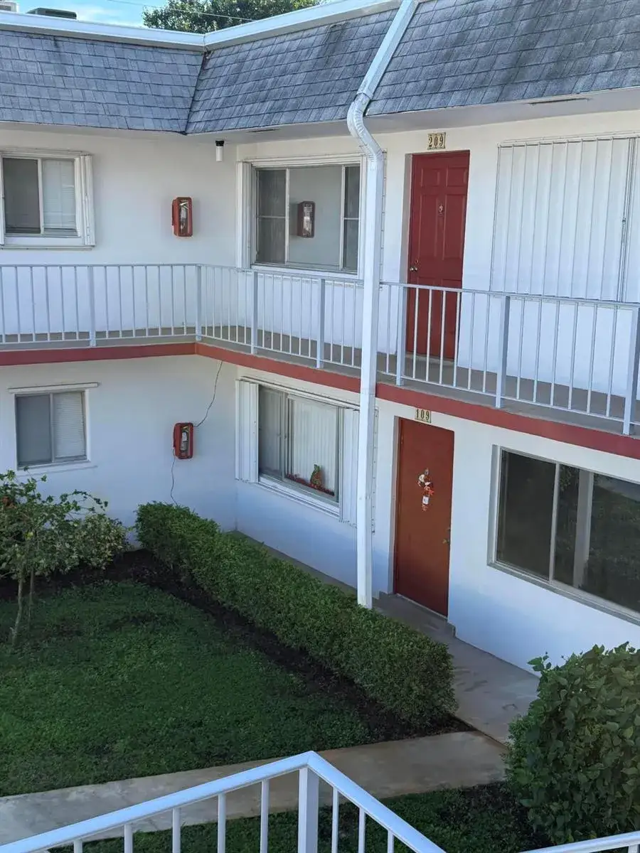 1 bedroom 1 bath Residential Lease for rent at 2960 Lake Osborne Drive # 209, FL 33461